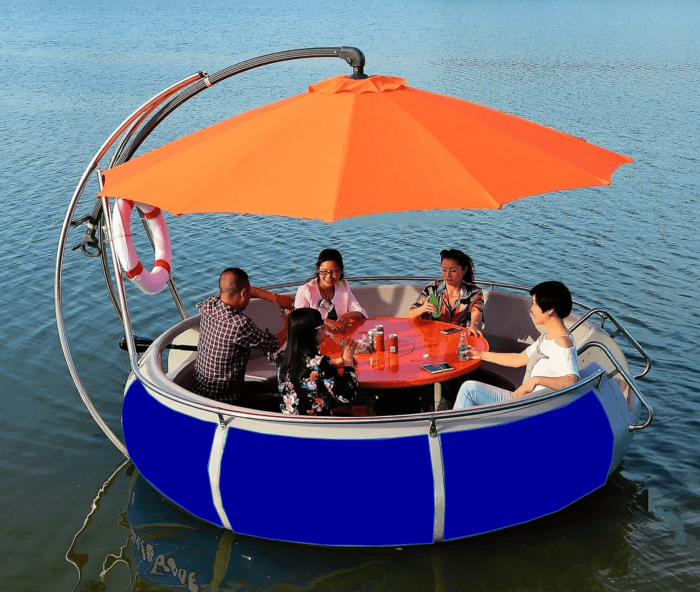 BBQ iLand – Fünf Personen trinken Bier und Sodas in ihrem BBQ iLand Boot auf dem Wasser